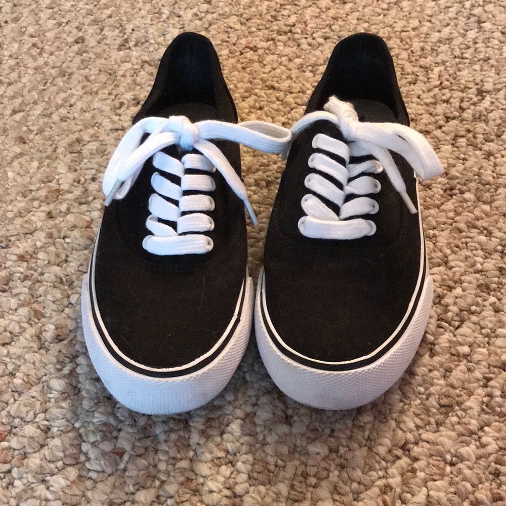 Black tennis shoes